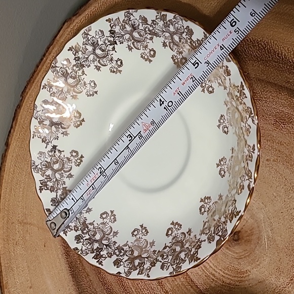 Vintage Royal Albert - gold vines teacup & saucer - amazing condition - Picture 9 of 11